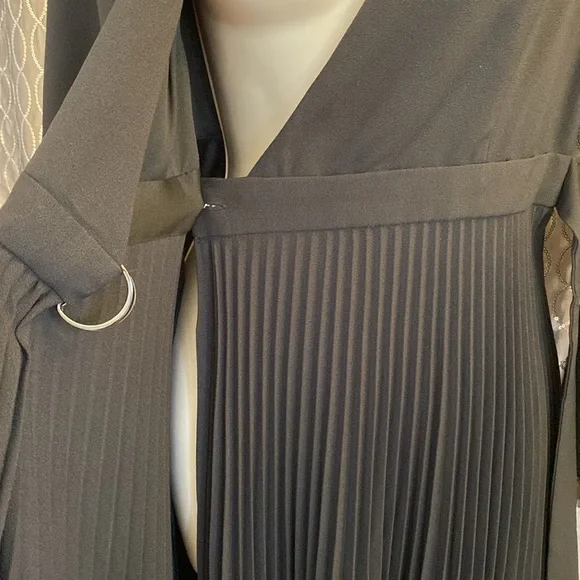 NWT Taylor Black Surplice V Neckline Long Sleeve Pleated Asymmetrical Dress Sz 4 - Picture 6 of 10